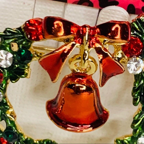 🎄🆕 Betsey Johnson Style - Christmas Wreath Bow Red Bell Brooch Pin - Picture 3 of 3